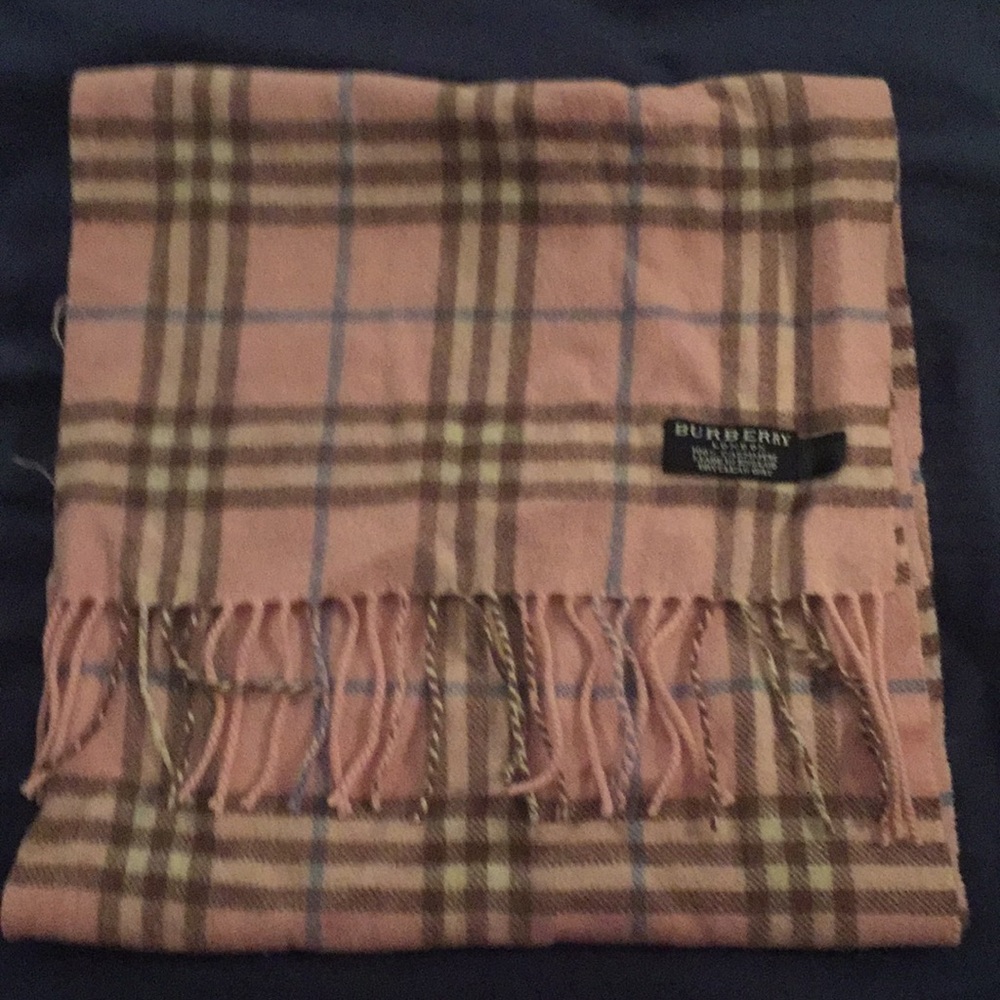 Authentic cashmere Burberry pink scarf 🧣💗